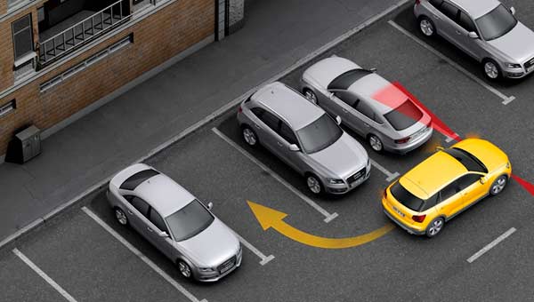 Как правильно парковаться в узком дворе